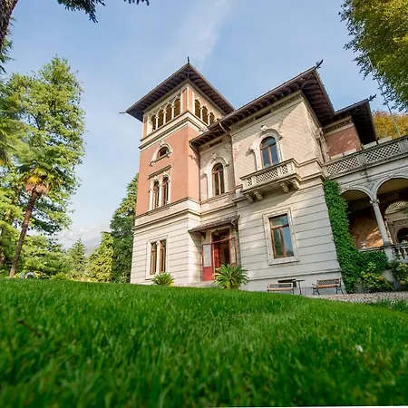 Camera in Villa con Piscina Mandello del Lario